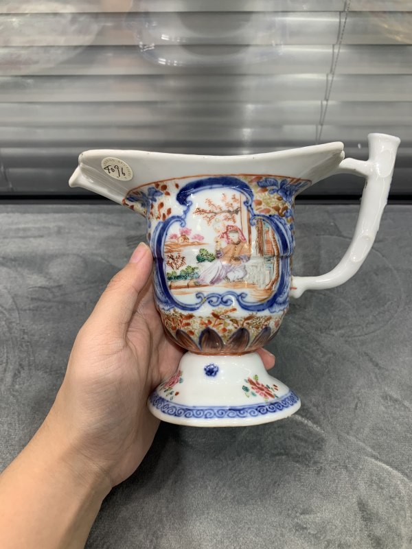 清乾隆广彩开光满大人人物故事图爵式奶壶 - 图2