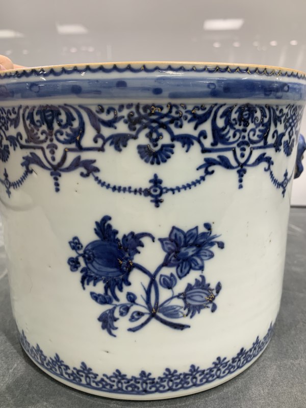 清乾隆青花描金璎珞纹折枝花卉纹兽耳笔筒 - 图11