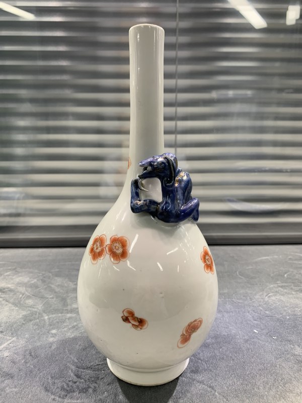 清康熙青花矾红描金盘螭长颈瓶 - 图2