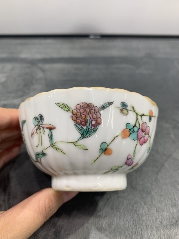 清同治粉彩飞黄腾达纹模印花口碗 - 图5