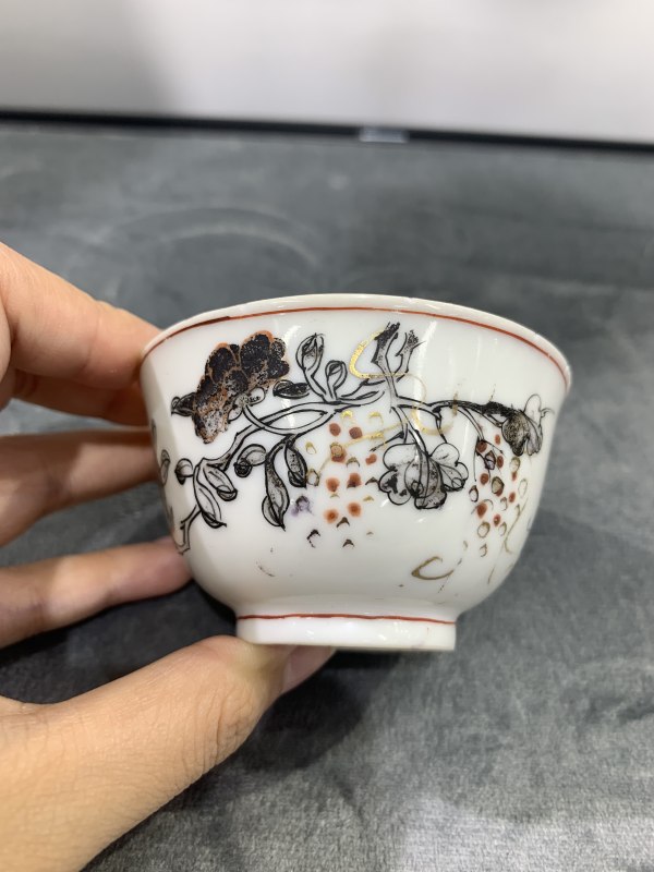 清雍正墨彩矾红描金外葡萄纹内金玉满堂纹小杯 - 图2