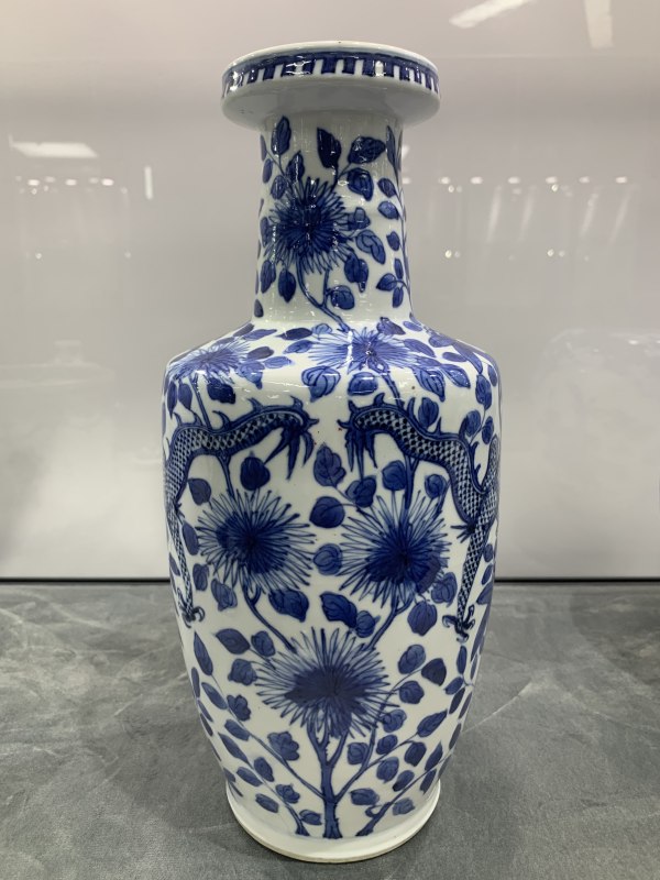 清晚期青花龙穿花棒槌瓶 - 图4