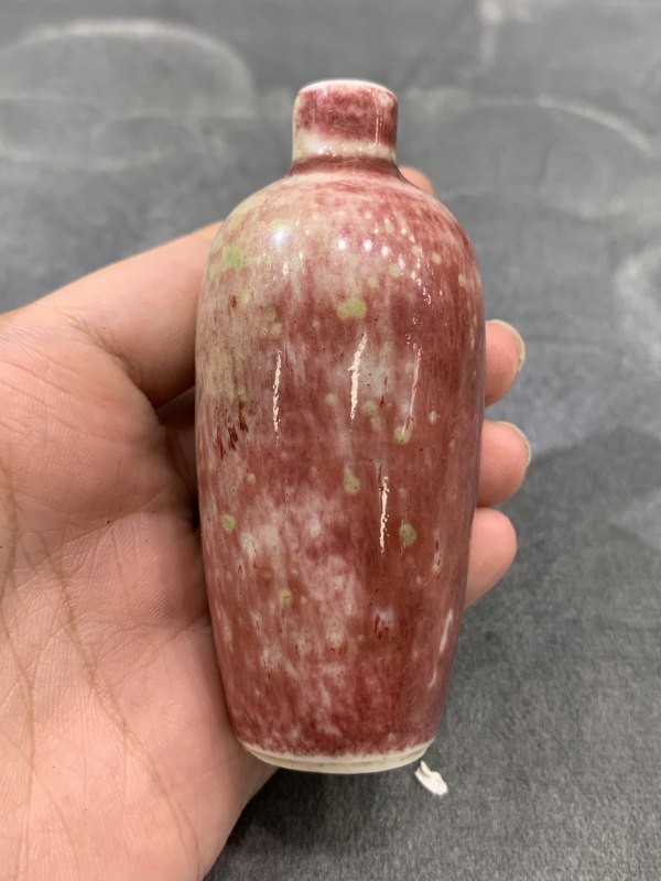 清康熙豇豆红釉鼻烟壶 - 图2