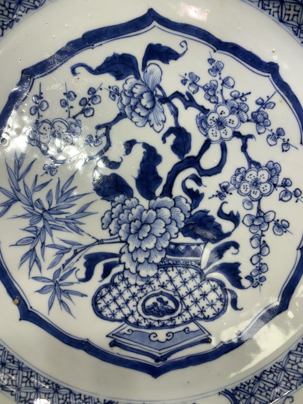 清雍正青花开光博古花卉纹折沿大盘 - 图3