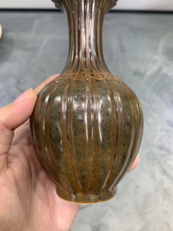 清中期紫金釉堆塑如意纹菊瓣瓶 - 图7