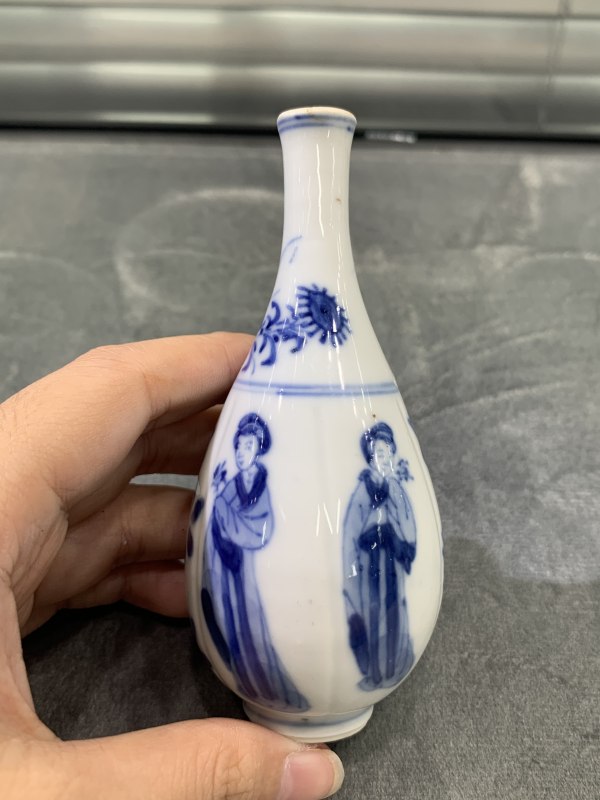 清康熙青花四美图瓜棱小胆瓶 - 图2