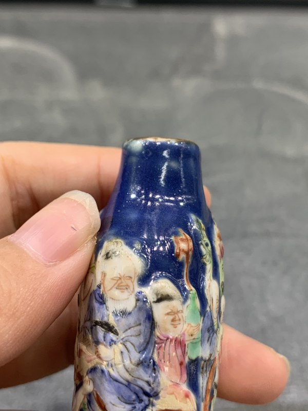 清中期蓝地堆塑粉彩钟馗嫁妹人物故事纹鼻烟壶 - 图9