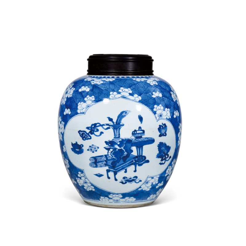 清康熙青花冰梅纹开光博古纹罐（带木盖）