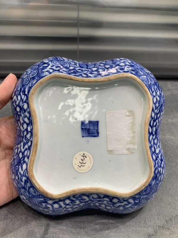 清嘉庆青花淡描缠枝花卉纹福寿纹桃型钮盖盒 - 图5