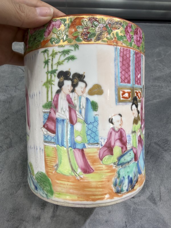 清晚期广彩合家欢大笔筒 - 图2