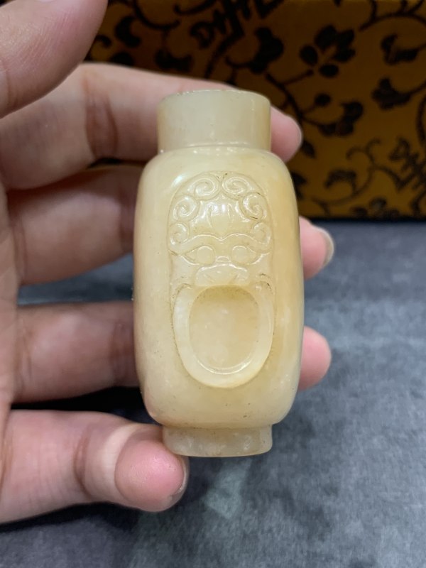 清黄玉浮雕兽耳衔环鼻烟壶 - 图3