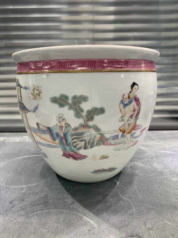 清晚期粉彩钟馗嫁妹图案缸 - 图2
