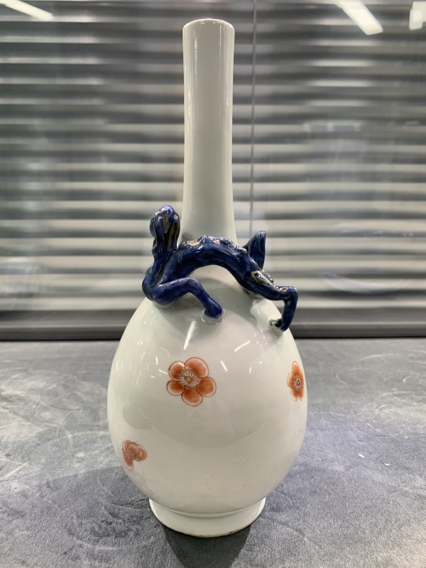 清康熙青花矾红描金盘螭长颈瓶 - 图3