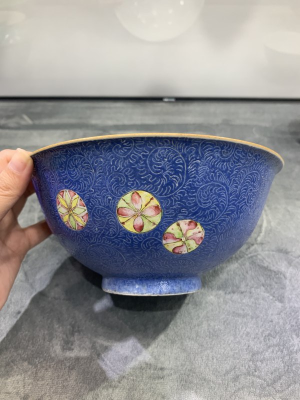 清乾隆蓝地轧道粉彩皮球花卉纹大碗 - 图2