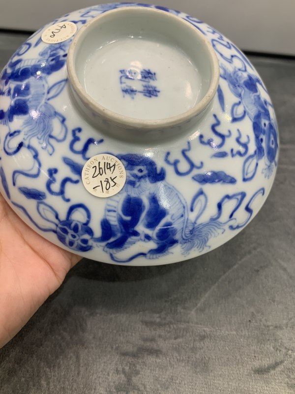 清晚期青花狮子滚绣球纹盖碗 - 图12