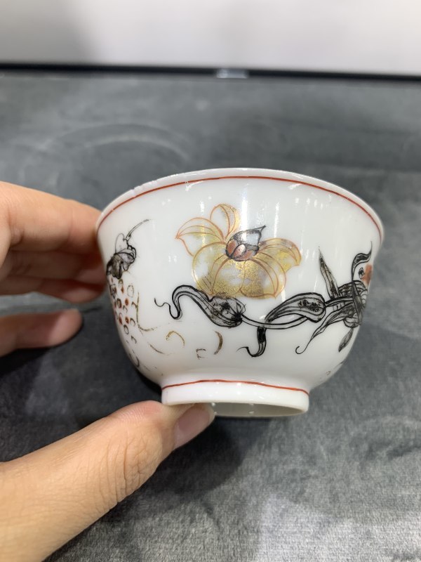 清雍正墨彩矾红描金外葡萄纹内金玉满堂纹小杯 - 图3