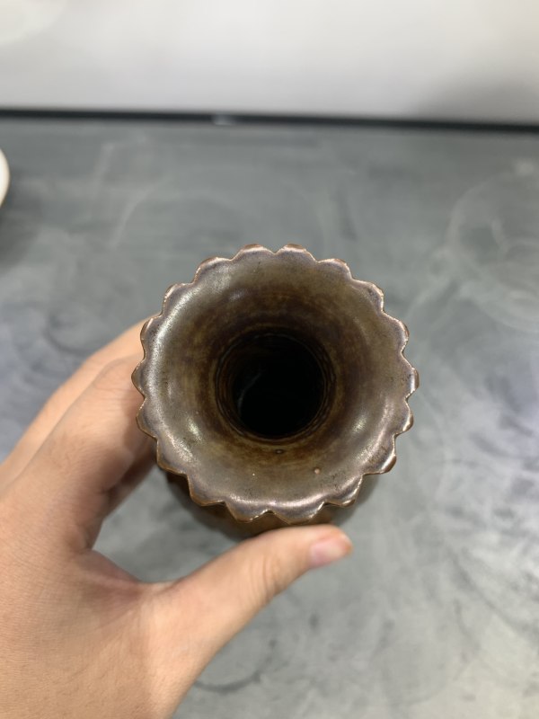 清中期紫金釉堆塑如意纹菊瓣瓶 - 图8