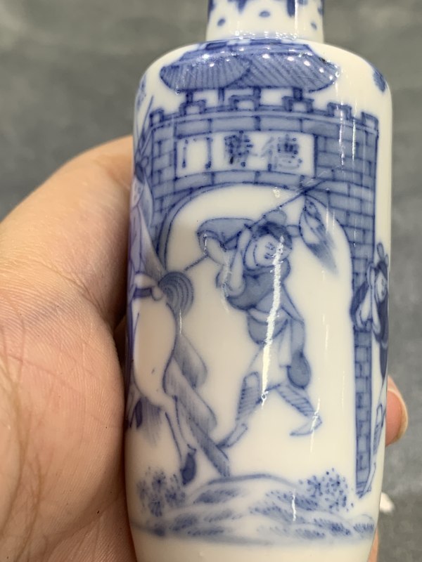 清晚期青花旗开得胜人物故事纹鼻烟壶 - 图7
