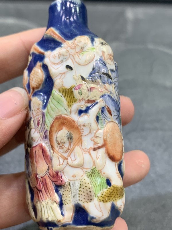 清中期蓝地堆塑粉彩钟馗嫁妹人物故事纹鼻烟壶 - 图10
