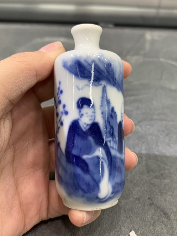 清晚期青花高士对谈图鼻烟壶 - 图2