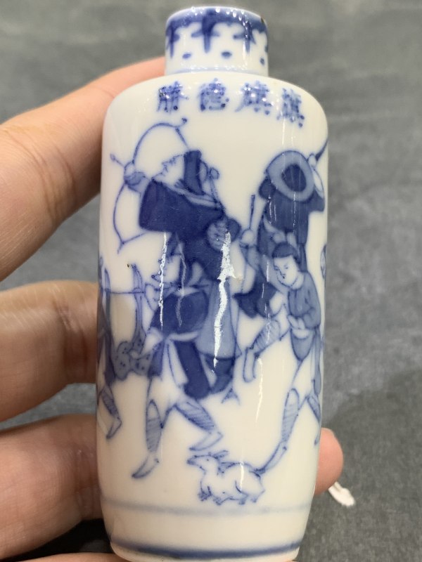 清晚期青花旗开得胜人物故事纹鼻烟壶 - 图8