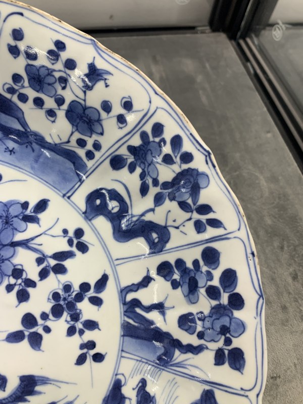 清康熙青花开光雉鸡牡丹纹花口大盘 - 图4