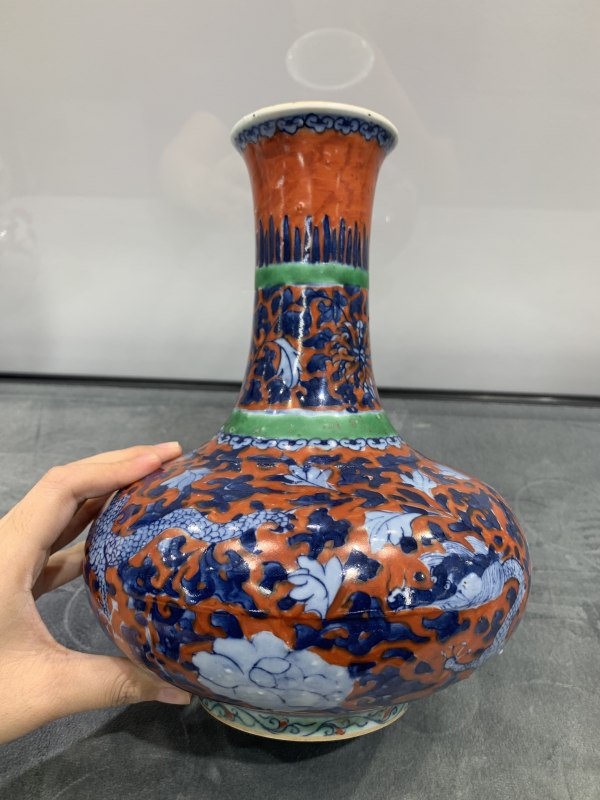 清中期矾红地青花穿花龙纹弦纹赏瓶 - 图5
