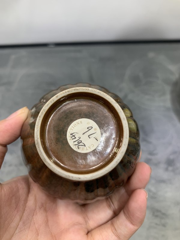 清中期紫金釉堆塑如意纹菊瓣瓶 - 图9