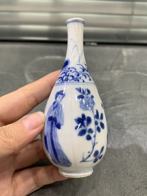 清康熙青花四美图瓜棱小胆瓶 - 图4