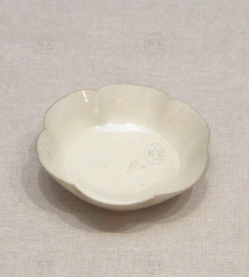 辽 白釉花口碟