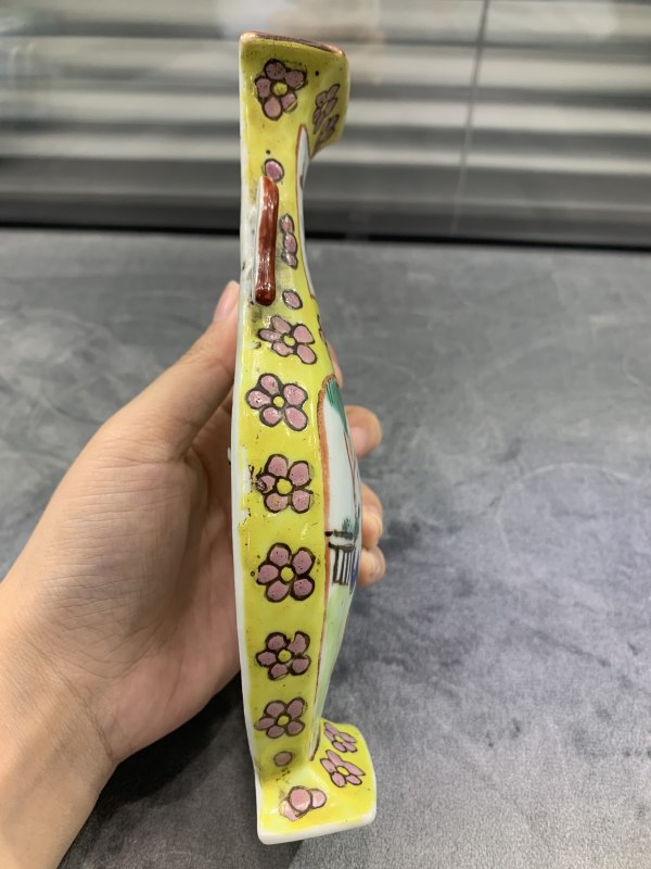 清晚期黄地粉彩和合二仙壁瓶 - 图6