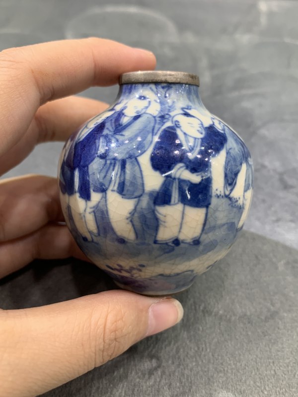 清晚期哥釉青花婴戏纹鼻烟壶（包铜口） - 图2