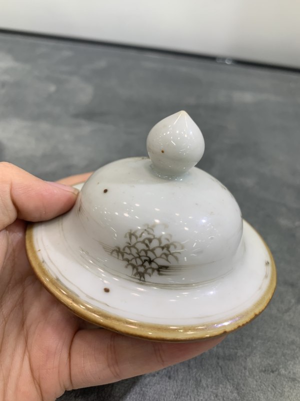 清雍正墨彩矾红描金山水楼阁纹盖瓶 - 图12
