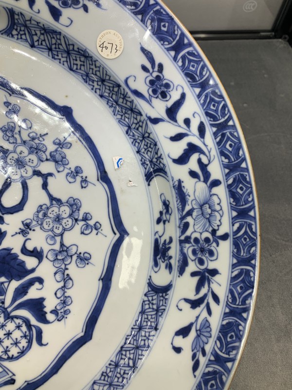 清雍正青花开光博古花卉纹折沿大盘 - 图5