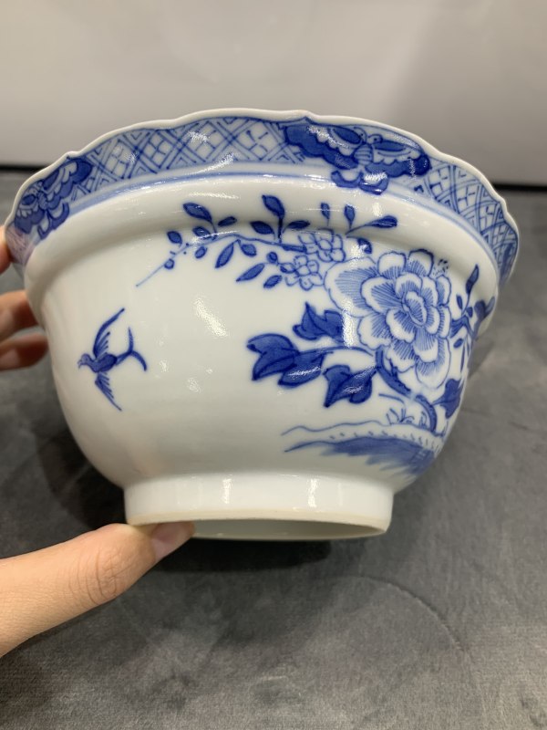 清中期青花洞石牡丹花卉纹花口折腰盖碗 - 图6