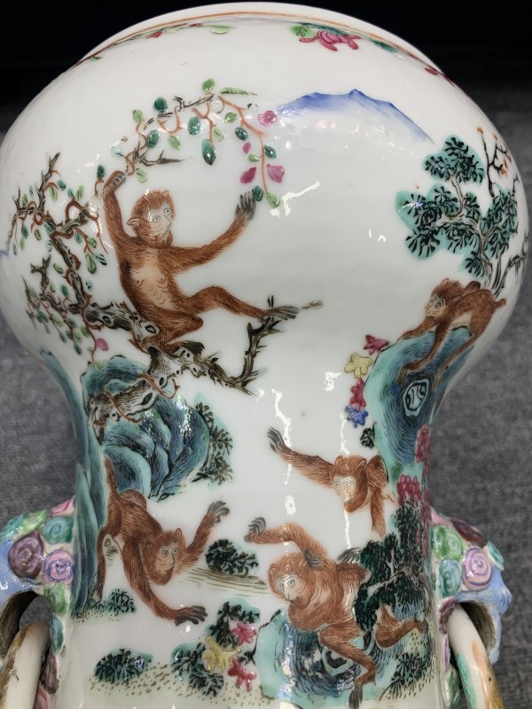 清道光粉彩喜鹿封侯纹蒜头口兽耳衔环大瓶 - 图9