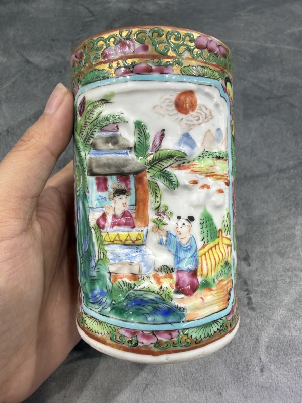 清晚期广彩连生贵子图模印小笔筒 - 图2