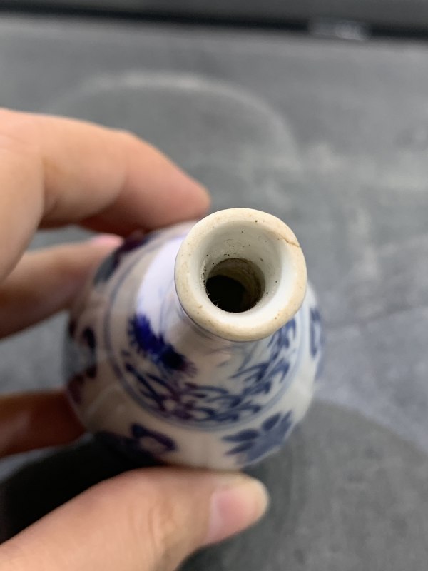 清康熙青花四美图瓜棱小胆瓶 - 图5
