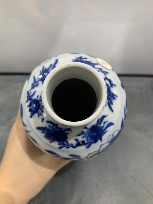 清晚期青花龙穿花狮钮盖瓶 - 图6