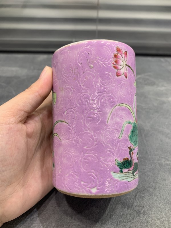 清晚期粉彩胭脂紫地轧道荷塘鸳鸯图小笔筒 - 图5