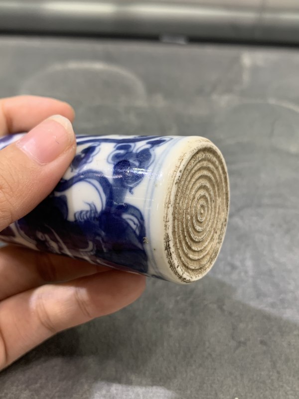清乾隆青花狮子滚绣球纹鼻烟壶 - 图8