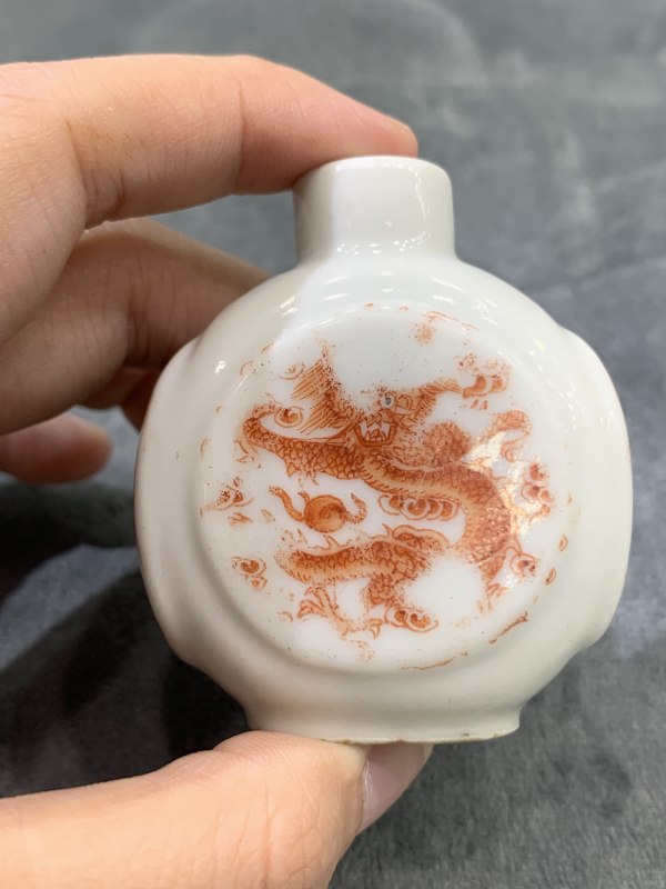 清晚期矾红云龙纹鼻烟壶 - 图2