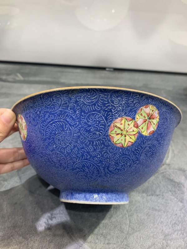 清乾隆蓝地轧道粉彩皮球花卉纹大碗 - 图4
