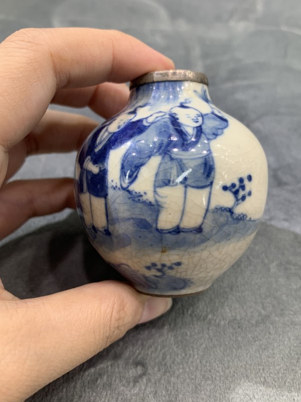 清晚期哥釉青花婴戏纹鼻烟壶（包铜口） - 图3