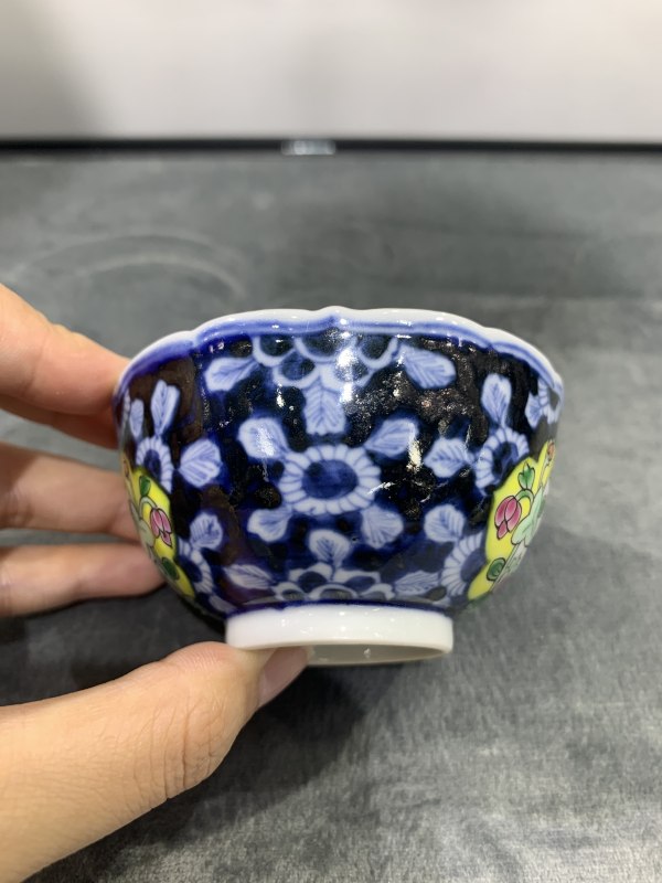 清乾隆青花留白开光粉彩莲花观音纹杯碟一套 - 图3