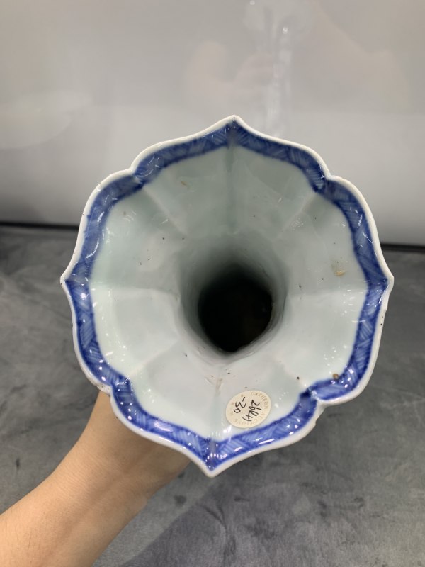 清康熙青花山水楼阁纹海棠形花觚 - 图9