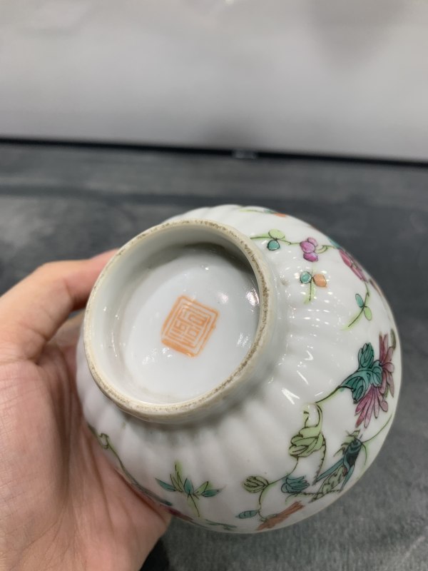 清同治粉彩飞黄腾达纹模印花口碗 - 图9