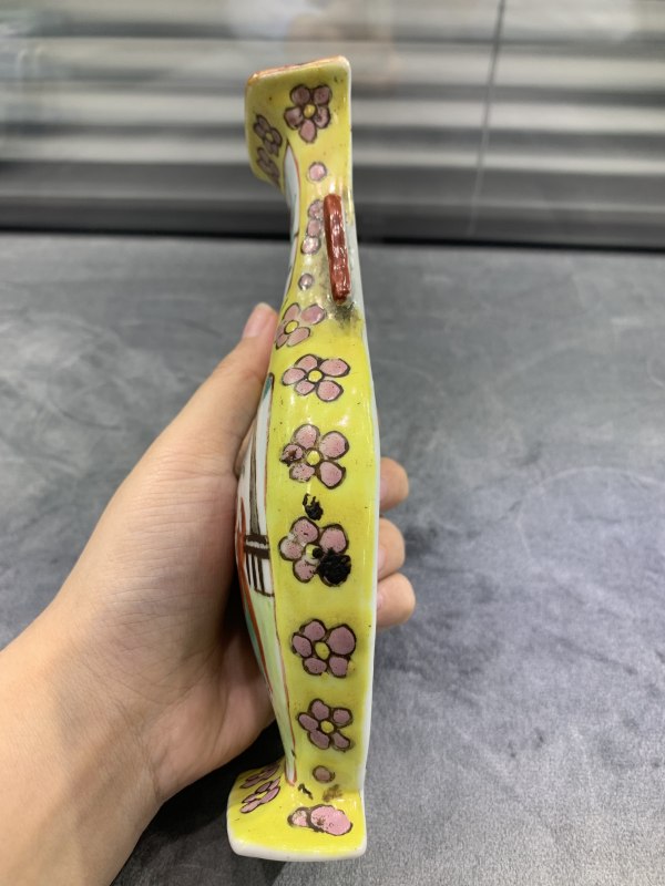 清晚期黄地粉彩和合二仙壁瓶 - 图7