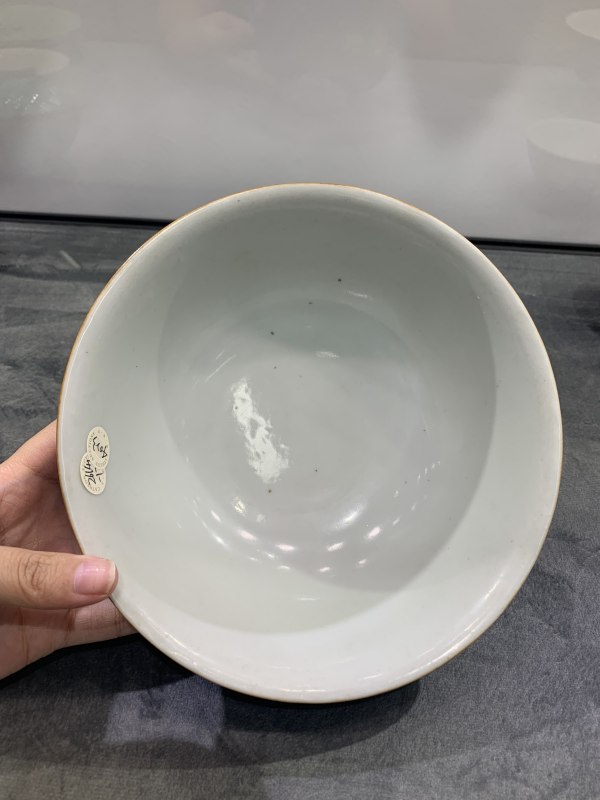 清乾隆蓝地轧道粉彩皮球花卉纹大碗 - 图5