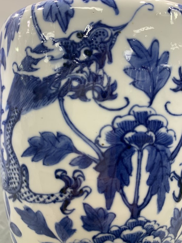 清晚期青花龙穿花棒槌瓶 - 图9